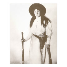 Portrait 1910 de photo d'une cow-girl tenant un fu invitations