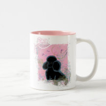 Portrait noir de caniche avec la tasse de tasse de