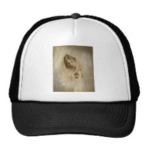 Portrait vintage, mère affectueuse tenant l'enfant casquettes de camionneur