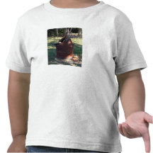 Poubelle rouillée dans le paysage herbeux t-shirts