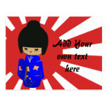 Poupée bleue mignonne de Kokeshi sur le Soleil Lev Cartes Postales