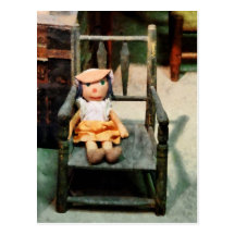 Poupée de chiffon dans la chaise carte postale