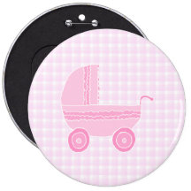 Poussette de bébé. Rose-clair sur le guingan rose Badges