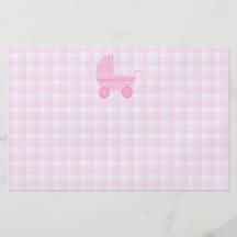 Poussette de bébé. Rose-clair sur le guingan rose Prospectus En Couleur
