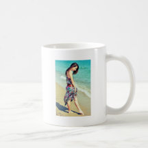 Promenade dans la plage tasse à café