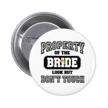 Propriété de la jeune mariée badge avec épingle