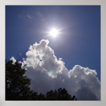 Rayon de soleil d'UFO au-dessus des nuages blancs  Posters