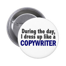 Redacteur publicitaire au cours de la journée badge avec épingle