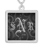 Remous noir avec le pendentif initial du monogramm
