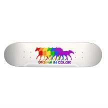 Rêve en planche à roulettes de cheval de couleur