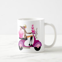 Rose mignon de tasse de fille de scooter de petit 