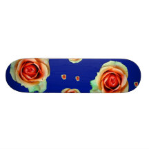 Roses sur la planche à roulettes bleue