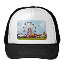 Roue de Ferris contre le ciel bleu Casquettes
