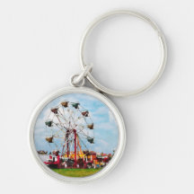 Roue de Ferris contre le ciel bleu Porte-clés