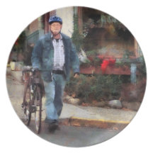 Rue de croisement d'homme avec la bicyclette assiettes pour soirée