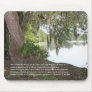 Salmos 1:1-3 con Rio y Arbol Horizontal Mouse Pad