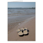Sandales sur la carte de voeux de plage