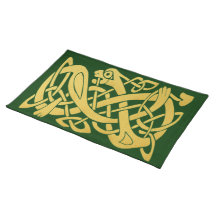 Serpent celtique d'or sur le set de table vert-fon
