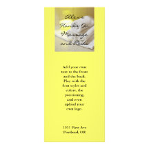 Serviettes et bougie dans un arrangement de spa double carte personnalisée