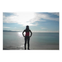 Silhouette d'une femme dans le coucher du soleil tirages photo