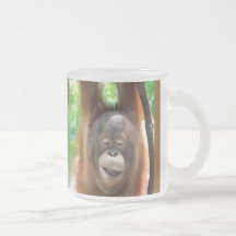 Singe avec joie tasse à café