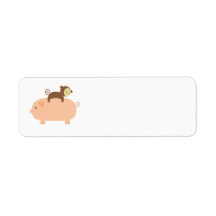 Singe de bébé montant vers l'arrière sur un porc étiquette d’adresse retour