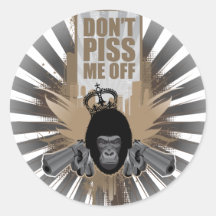 Singe fâché avec l'arme à feu adhésif