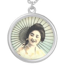 Smiling Bijin round necklace