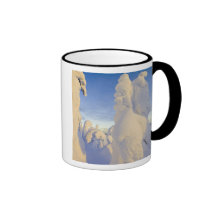 Snowghosts au coucher du soleil à la montagne de p tasse à café