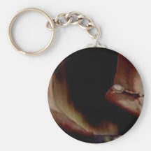 SOUS SES PIEDS PORTE-CLEFS