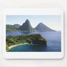 st_lucia_pitons_and_caribbean_sea tapis de souris