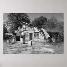 Station service abandonnée posters