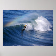 Surfer sous une copie d'arc-en-ciel affiches