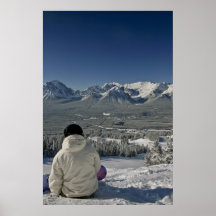 Surfeur sur la montagne posters