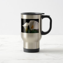 Tasse blanche de voyage de fleur de zantedeschia