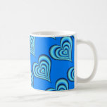 Tasse bleue de coeurs