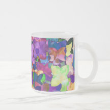 Tasse colorée en verre givré de fleurs