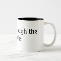 Tasse de café d'amusement piaulant par le trou de 