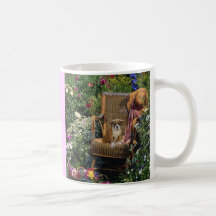Tasse de chiot de boxeur dans le jardin