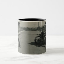 tasse de voiture roped par garçon