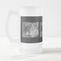 Tasse givrée de regard fixe glacé de loup