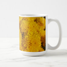 Tasse jaune de chrysanthème