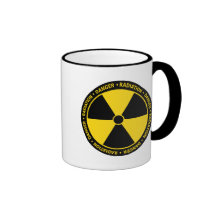 Tasse jaune de symbole de rayonnement