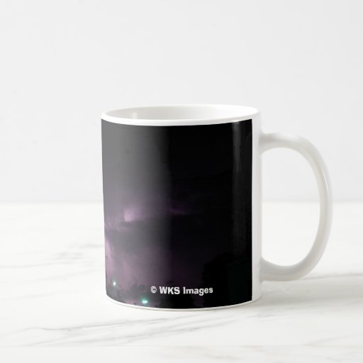 Tasse orageuse de soirée par des images de WKS