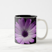 Tasse pourpre de fleur de marguerite