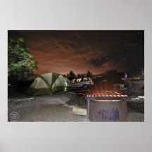 Terrain de camping par la copie de nuit poster