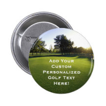 Terrain de golf vert à l'aube badge