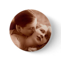 The Kiss Pin