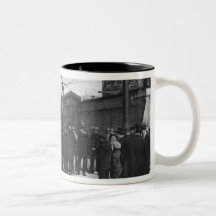 The surroundings of the Maison des Syndicats, Mug