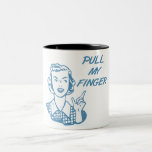 Tirez mon rétro bleu de femme au foyer de doigt mug